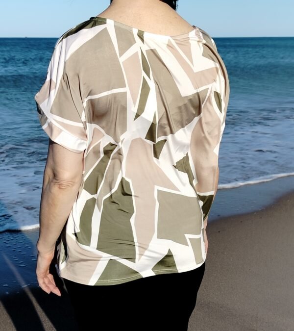 Blusa Estampada Simétrica – Cuello Caja & Corte Fluido