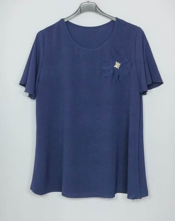 Blusa Flor con Pedrería – Manga Acampanada & Caída Ligera