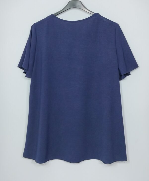 Blusa Flor con Pedrería – Manga Acampanada & Caída Ligera