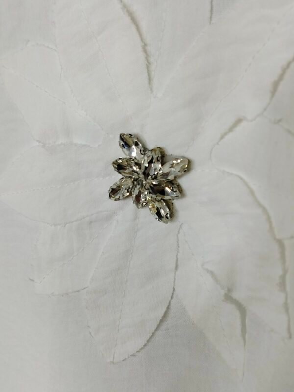 Blusa Flor con Pedrería – Manga Acampanada & Caída Ligera