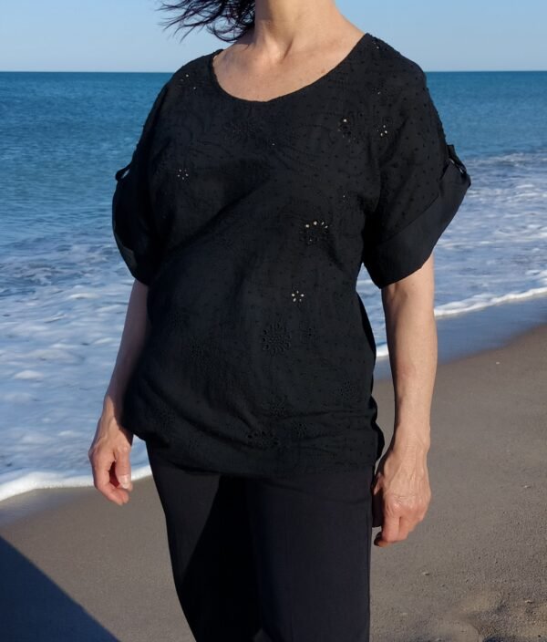 Blusa Perforada – Manga con Vuelta & Detalle Bordado