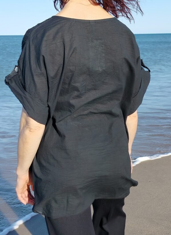 Blusa Perforada – Manga con Vuelta & Detalle Bordado