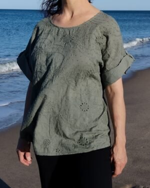 Blusa Perforada – Manga con Vuelta & Detalle Bordado