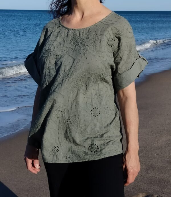 Blusa Perforada – Manga con Vuelta & Detalle Bordado