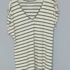 Blusa Cuello Pico – Botón & Tricotosa Fresca