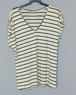 Blusa Cuello Pico – Botón & Tricotosa Fresca