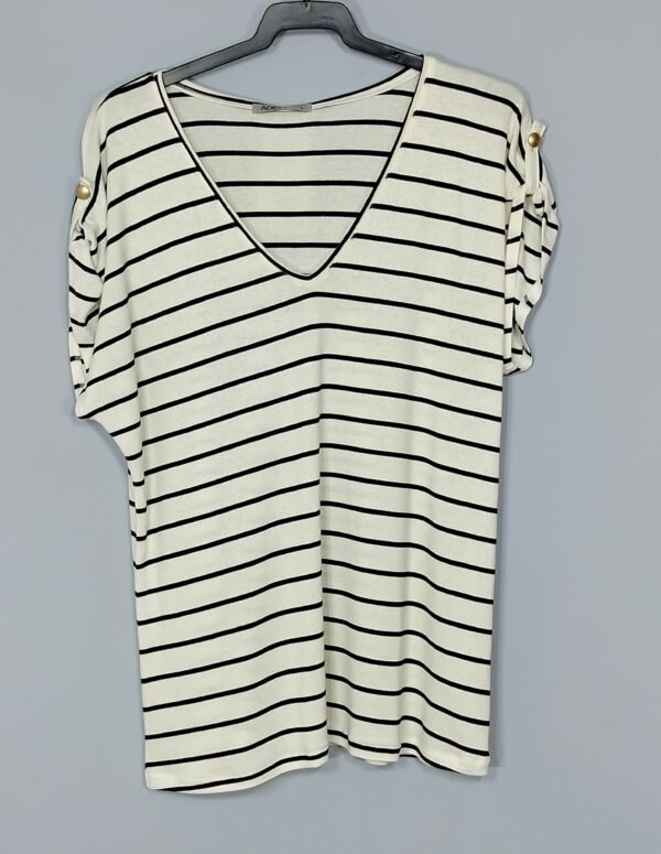 Blusa Cuello Pico – Botón & Tricotosa Fresca