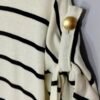 Blusa Cuello Pico – Botón & Tricotosa Fresca