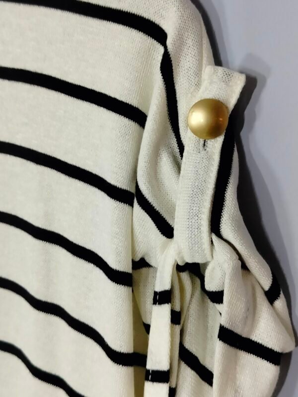 Blusa Cuello Pico – Botón & Tricotosa Fresca