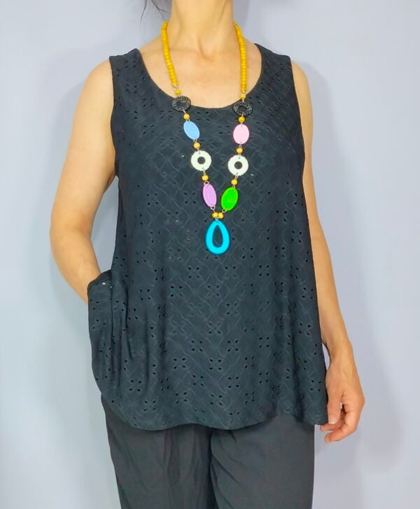 Top Perforado con Collar – Tirante Elegante