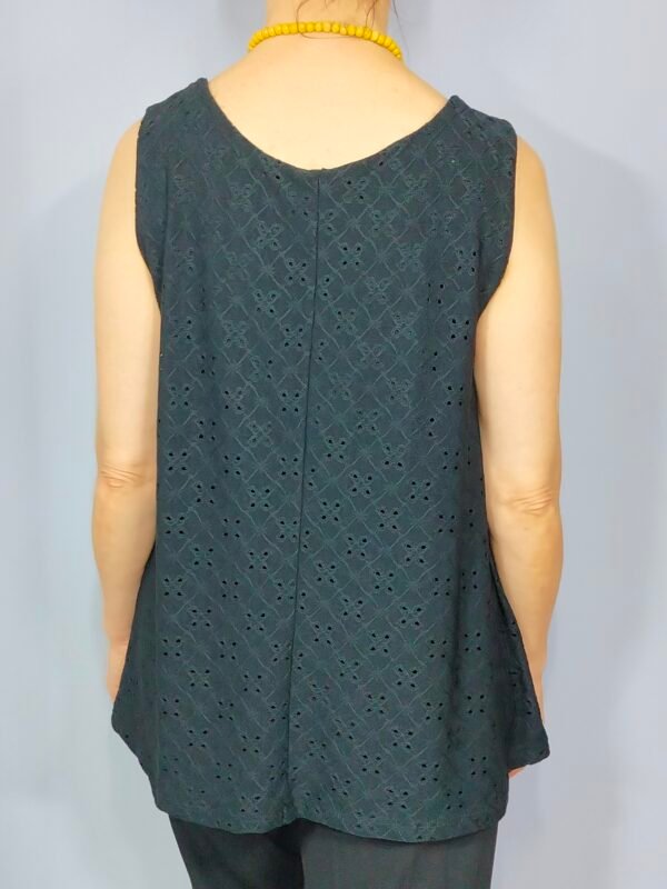 Top Perforado con Collar – Tirante Elegante