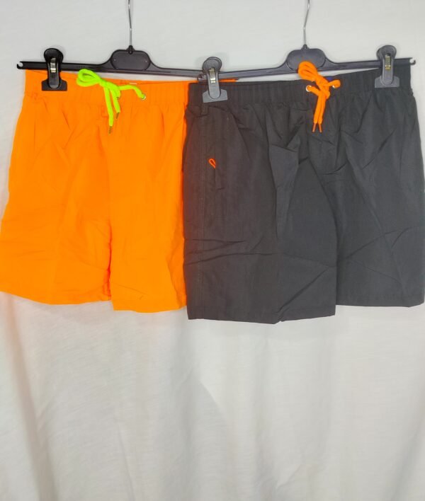 banyador_S-4038-NEGRO_NARANJA-001 Bañador con Bolsillos – Corte Suelto & Cremallera Segura