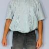 oplus_34 Camisa Rayada Clásica – Cuello con Botón & Bolsillo Frontal