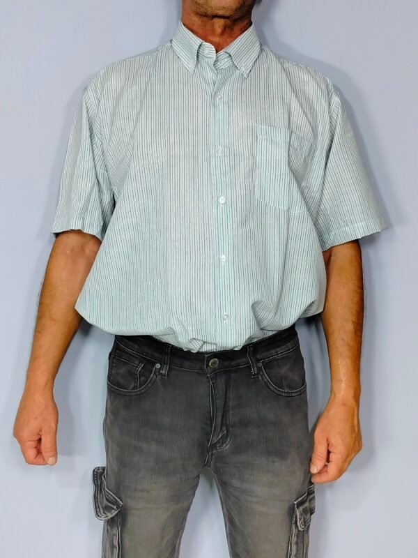 oplus_34 Camisa Rayada Clásica – Cuello con Botón & Bolsillo Frontal
