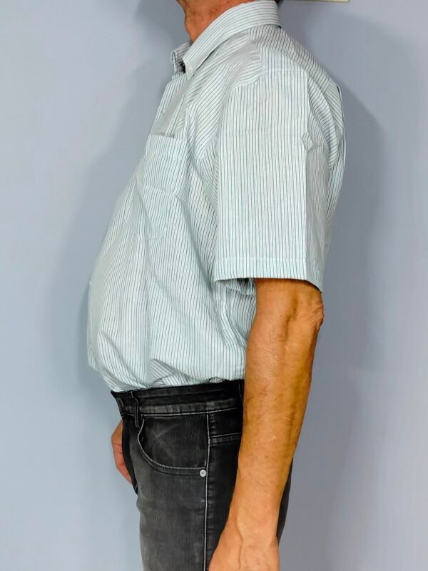 oplus_34 Camisa Rayada Clásica – Cuello con Botón & Bolsillo Frontal