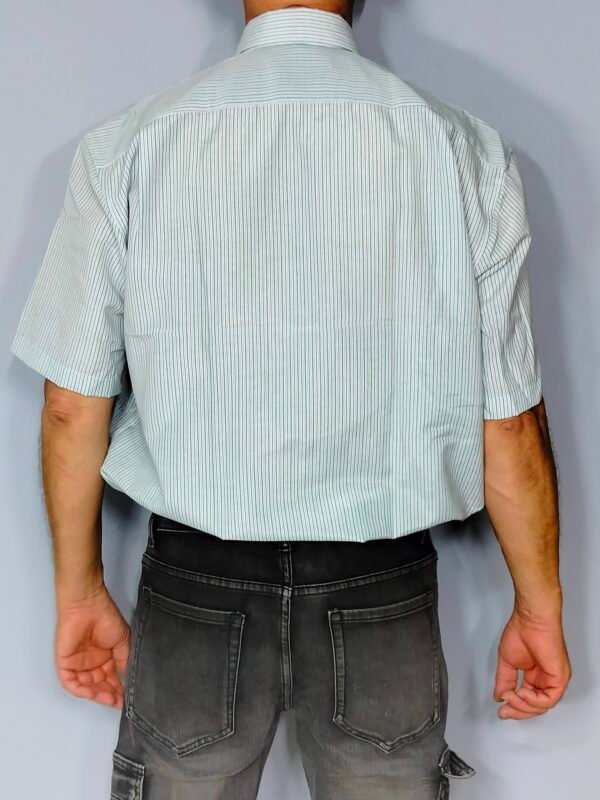 oplus_34 Camisa Rayada Clásica – Cuello con Botón & Bolsillo Frontal