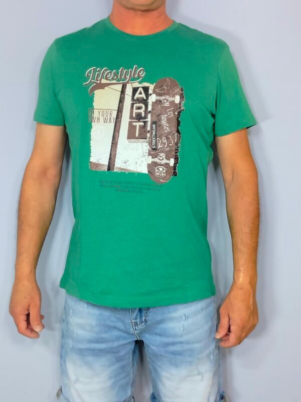 oplus_34 Camiseta Lifestyle – Corte Suelto & Estampado de Verano