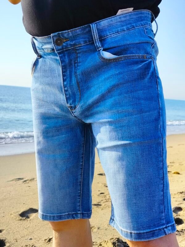 Pantalón Vaquero Corto Arena – Bolsillos Amplios y Lavado con Pliegues de Silicona
