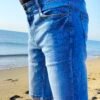 Pantalón Vaquero Corto Arena – Bolsillos Amplios y Lavado con Pliegues de Silicona