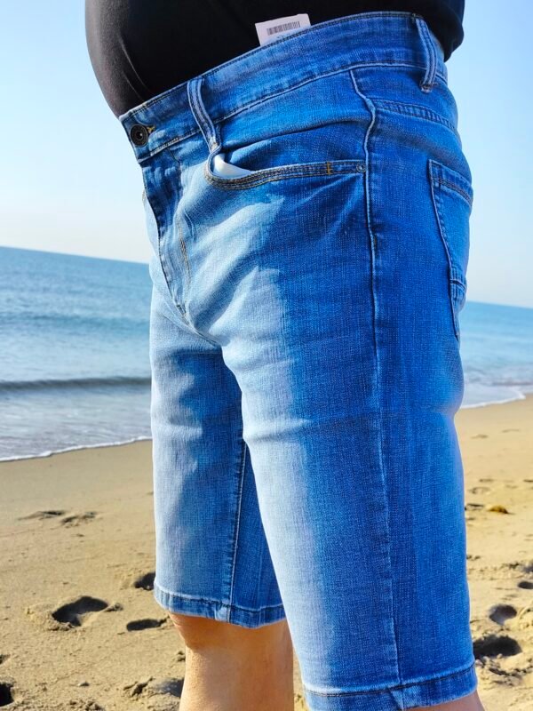Pantalón Vaquero Corto Arena – Bolsillos Amplios y Lavado con Pliegues de Silicona