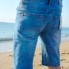Pantalón Vaquero Corto Arena – Bolsillos Amplios y Lavado con Pliegues de Silicona