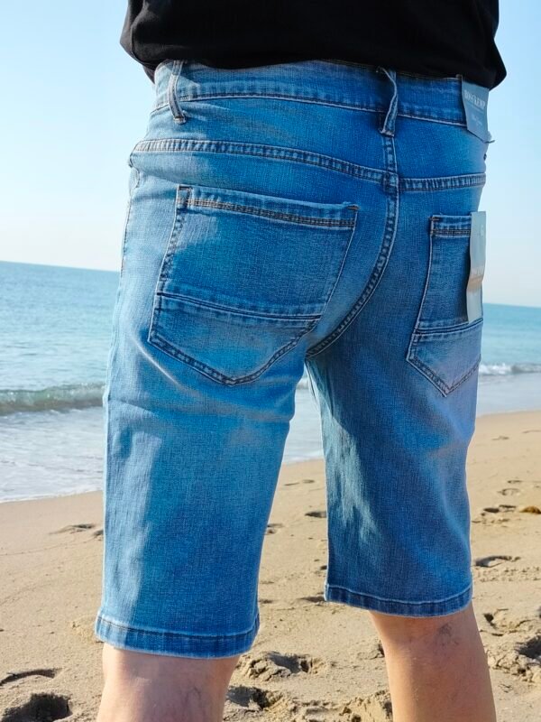 Pantalón Vaquero Corto Arena – Bolsillos Amplios y Lavado con Pliegues de Silicona