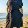 Vestido con Nudo Frontal – Elegancia de Verano