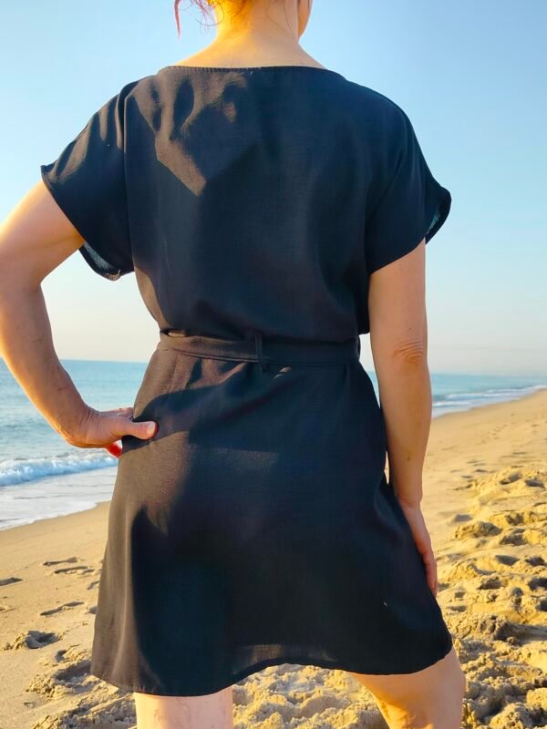 Vestido con Nudo Frontal – Elegancia de Verano