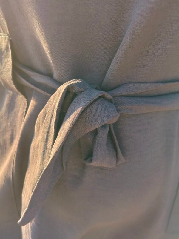 Vestido con Nudo Frontal – Elegancia de Verano
