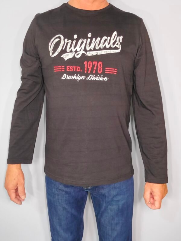 oplus_32 Camiseta Originals – Manga Larga con Serigrafía