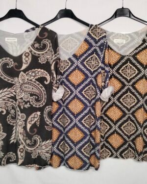 oplus_0 Blusa Pico Estampada – Geometría con Estilo