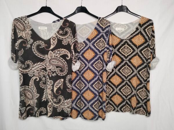 oplus_0 Blusa Pico Estampada – Geometría con Estilo