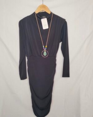 oplus_32 Vestido Negro Fruncido – Hombreras y Pliegues Elegantes