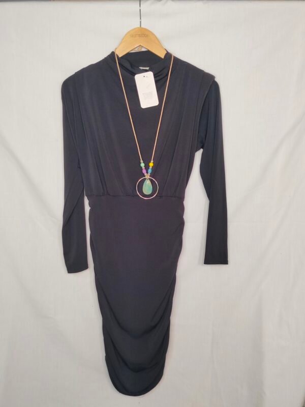 oplus_32 Vestido Negro Fruncido – Hombreras y Pliegues Elegantes