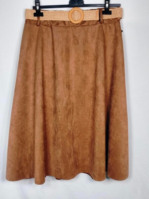 Falda Acampanada con Cinturón – Movimiento que Inspira Confianza