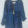 oplus_32 Blusa Cuello Caja – Detalle de Lentejuelas y Collar Incluido