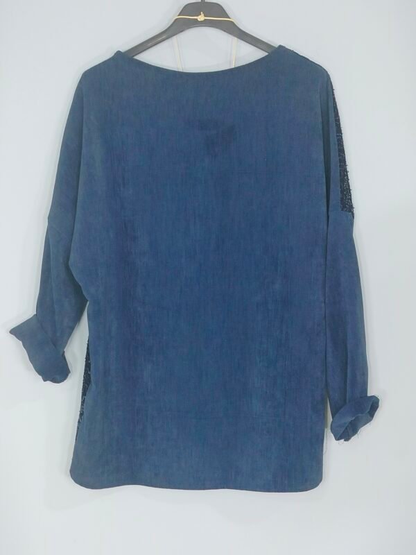 oplus_32 Blusa Cuello Caja – Detalle de Lentejuelas y Collar Incluido