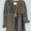 oplus_32 Blusa Cuello Caja – Detalle de Lentejuelas y Collar Incluido