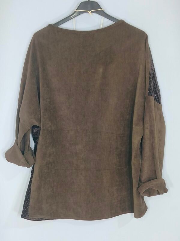 oplus_32 Blusa Cuello Caja – Detalle de Lentejuelas y Collar Incluido