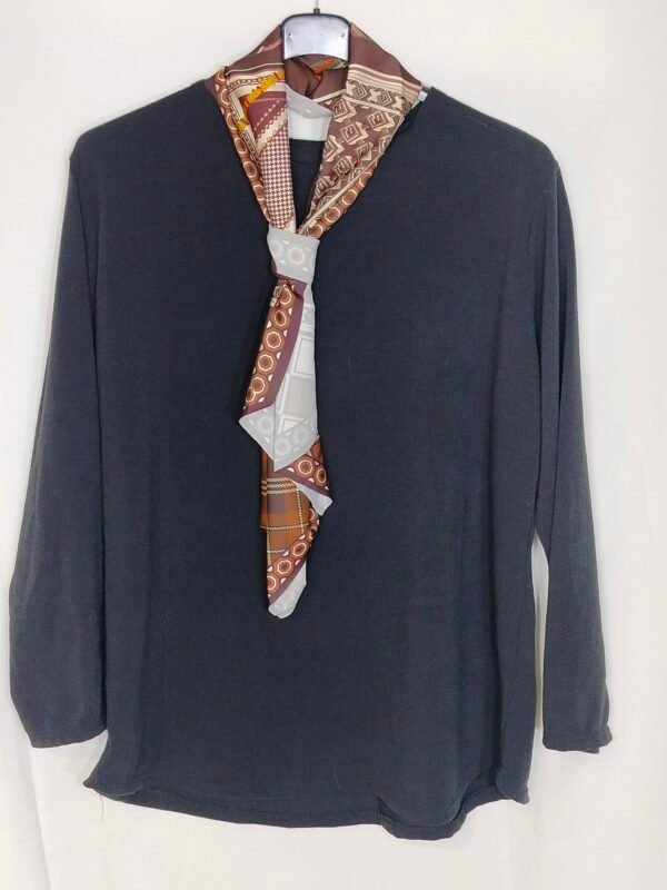 Blusa con Pañuelo – Calidez Elegante