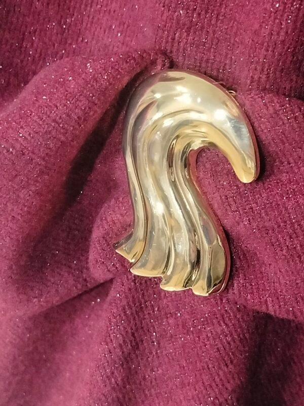 oplus_32 Suéter con Broche