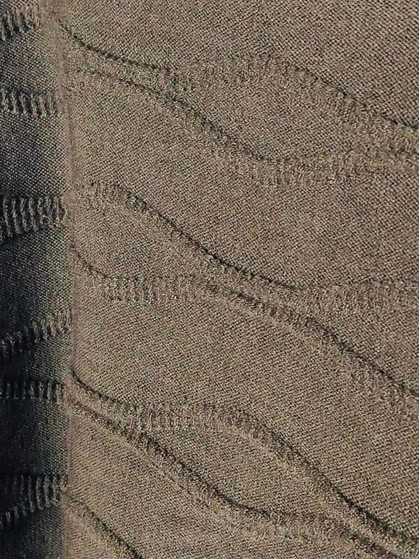 Suéter Punto Relieves – Calidez Elegante que Se Mueve Contigo