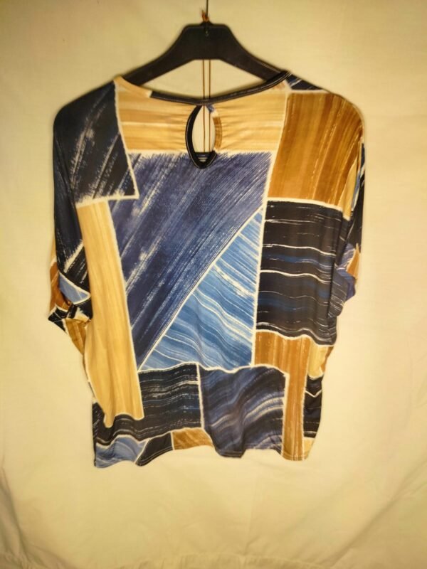 IMG-20260526-WA0018 Blusa Geométrica con Collar – Elegancia Fresca para Días que No Paran