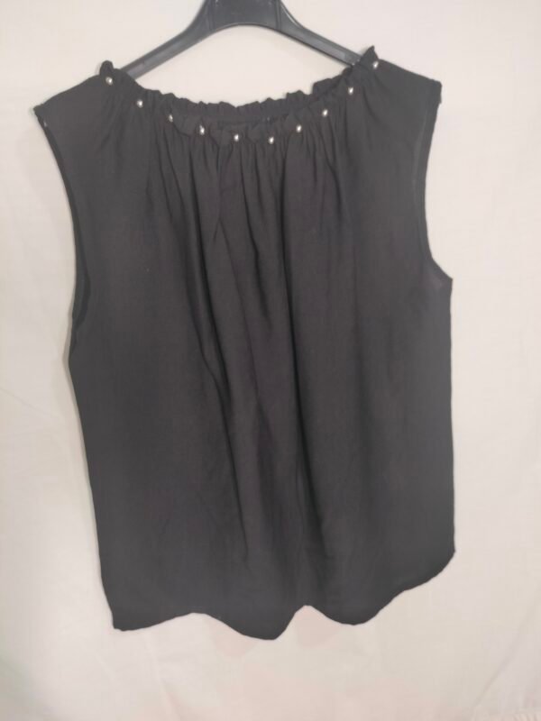 oplus_34 Blusa Sin Mangas Remache – Frescura Elegante para Días de Verano