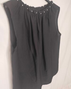 oplus_34 Blusa Sin Mangas Remache – Frescura Elegante para Días de Verano
