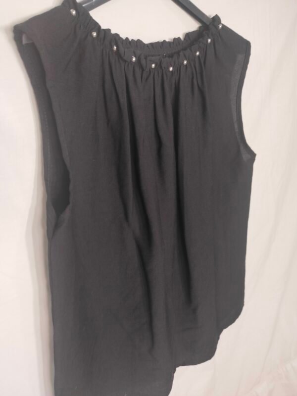 oplus_34 Blusa Sin Mangas Remache – Frescura Elegante para Días de Verano