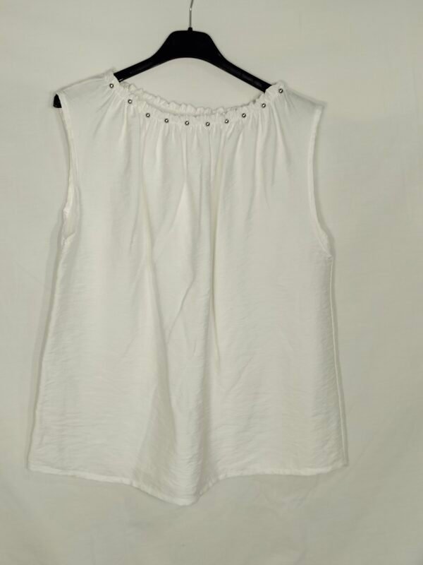 oplus_34 Blusa Sin Mangas Remache – Frescura Elegante para Días de Verano