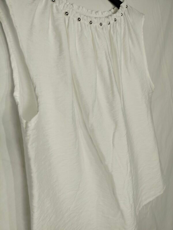 oplus_34 Blusa Sin Mangas Remache – Frescura Elegante para Días de Verano
