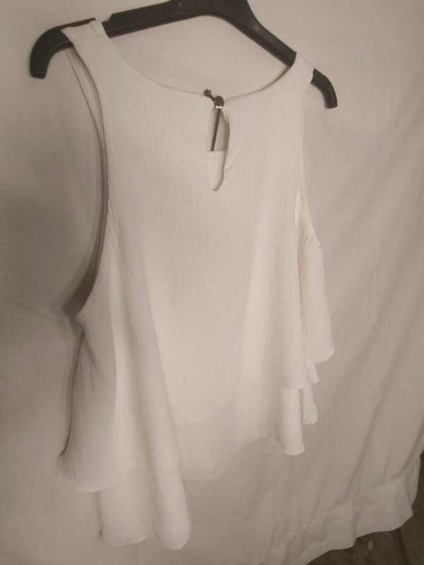 Blusa Volante Fluido – Frescura Elegante para los Días Más Cálidos