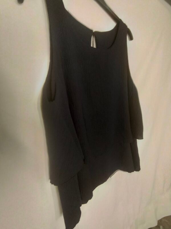 Blusa Volante Fluido – Frescura Elegante para los Días Más Cálidos